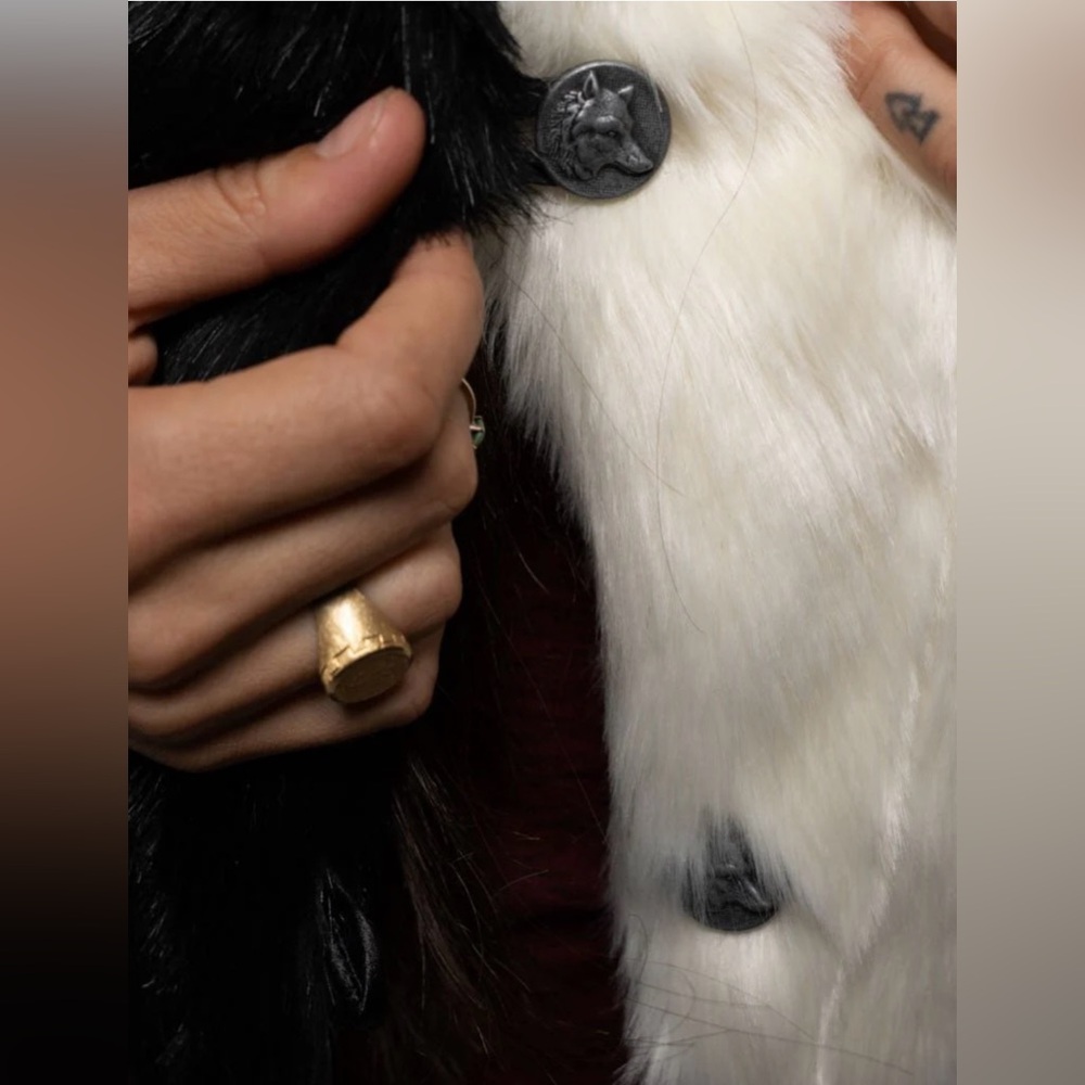 RARE SpiritHoods MOON WOLF Collector's Edition SHAWL Cloak Scarf Secret Pawket - Picture 2 of 12